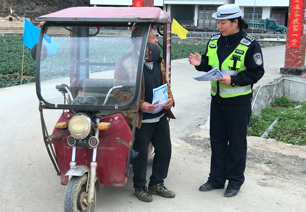 图为巴马公安局交管大队到村屯开展交通安全宣传。罗盛华摄
